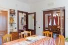 VakantiehuisItalië - Abruzzen/Molise: Appartamento in Villa con Giardino e Piscina