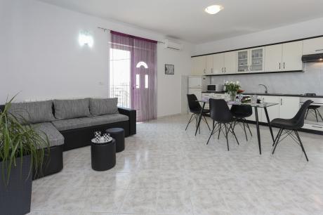 Apartment Carmen - Kastel Gomilica