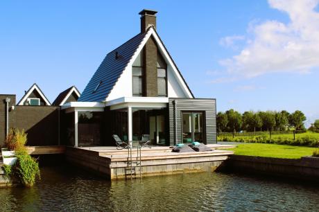 Luxe villa aan het water